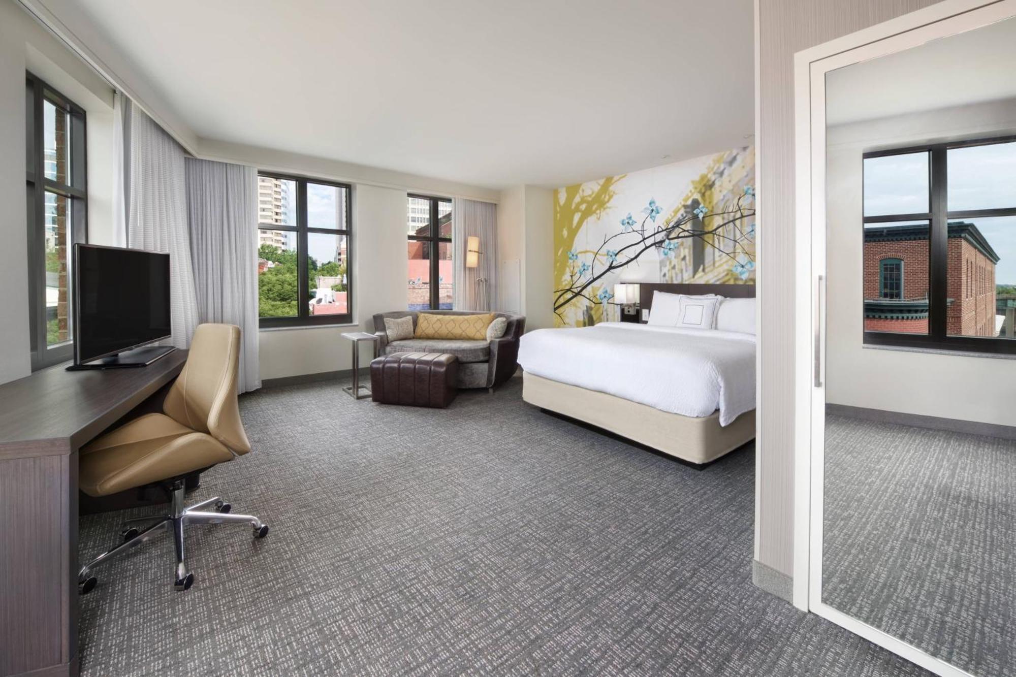 Courtyard By Marriott Richmond Downtown Hotel Exterior photo